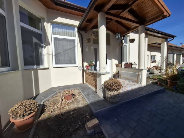 Belv�rosi exkluz�v 203 m2-es h�z dupla gar�zzsal