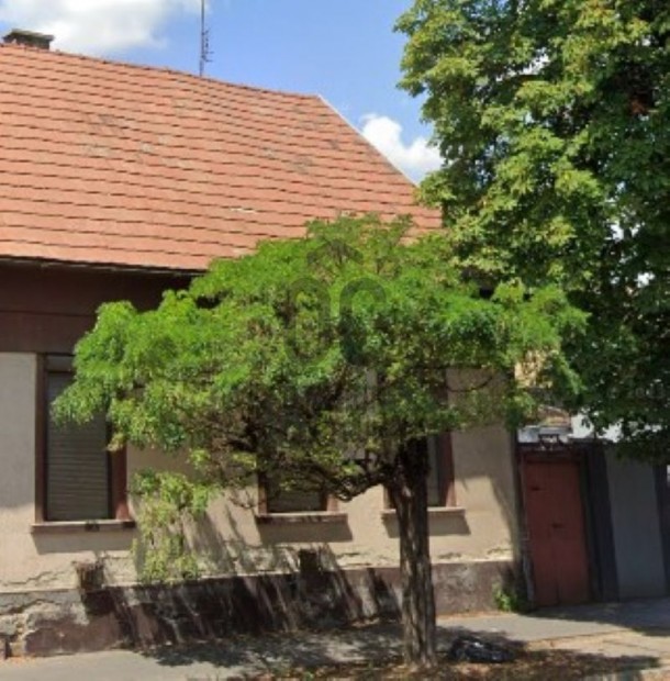 Belvárosi felújítandó családiház eladó!