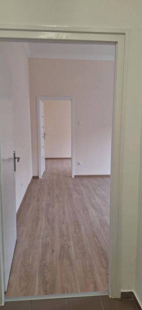 Belv�rosi fel�j�tott azonnal k�lt�zhet� lak�s elad�!