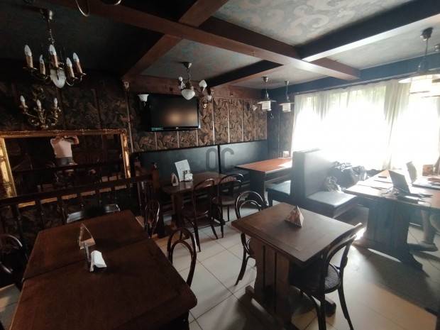 Belv�rosi forgalmas helyen l�v� s�r�z� hossz� t�vra KIAD�!