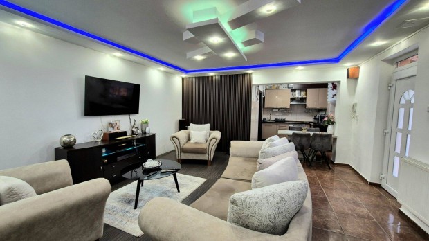 Belv�rosi h�zr�sz elad�, csod�s udvarral, gar�zzsal