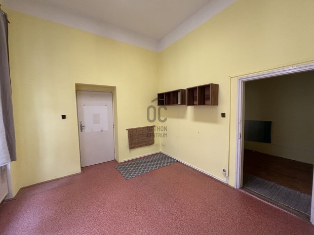 Belv�rosi iroda kiad� az Ap�ca utc�ban  terasszal, rezsivel egy�tt, k