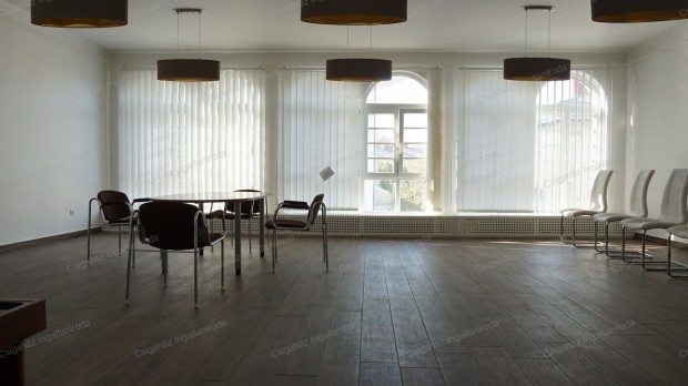 Belv�rosi irodah�zban 10�db�irodahelyis�gb�l �ll� irodakomplexum elad�