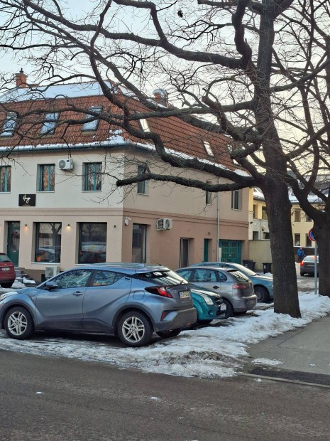 Belv�rosi lak�s kiad�