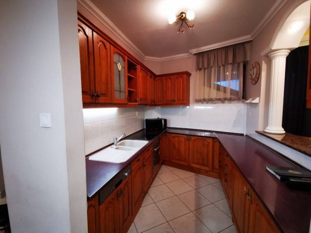 Belv�rosi lak�s kiad�