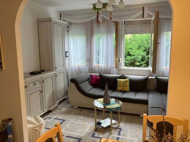 Belv�rosi lak�s kiad�!