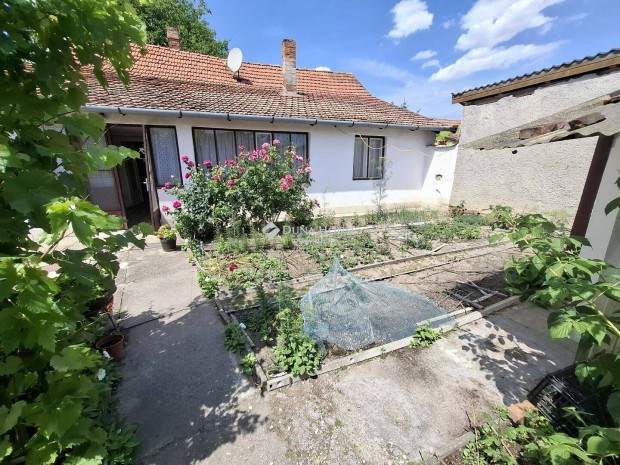 Belvárosi lekerített 75 m2-es belső házrész