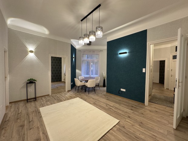 Belv�rosi nyugalom a K�roly k�r�ton udvari parkol�val