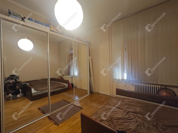 Belv�rosi t�gla lak�s elad�