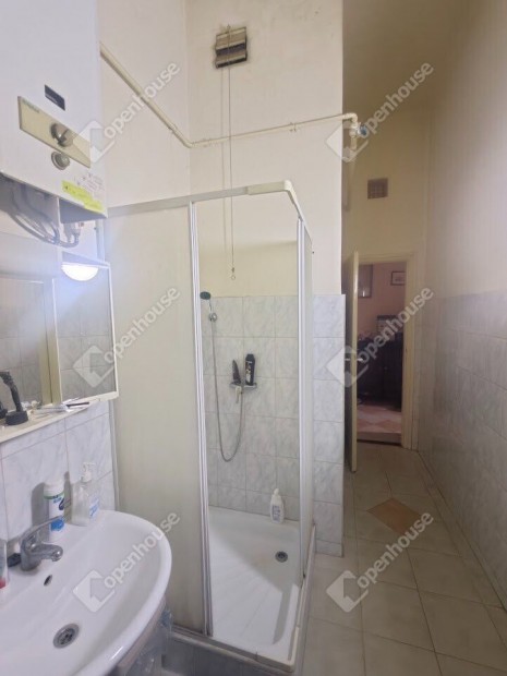 Belv�rosi t�gla lak�s elad�