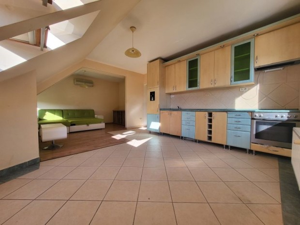 Belv�rosi t�glalak�s Koml�n