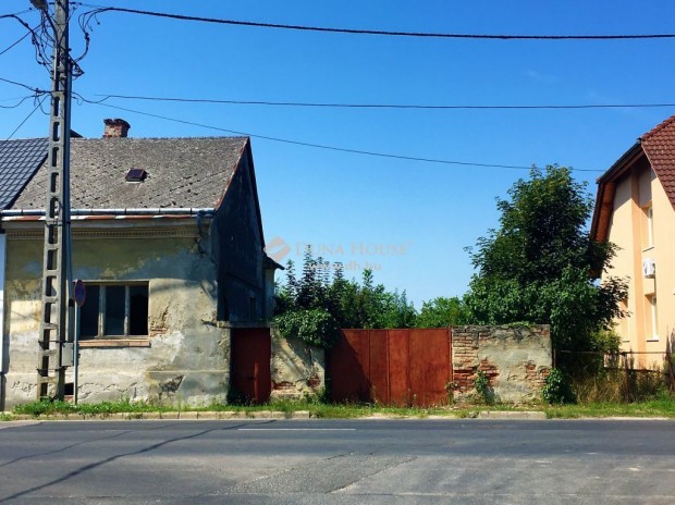 Belvárosi telek, kis házzal!