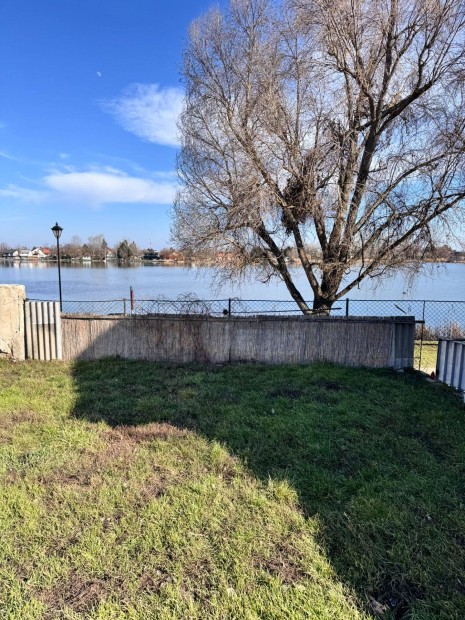 Belv�rosi v�zparti �p�t�si telek R�ckev�n st�g lehet�s�ggel