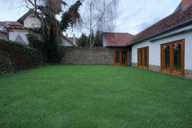 Belv�rosk�zeli, bels� z�rt udvaros h�z K�szegen a J�zus sz�v�n�l