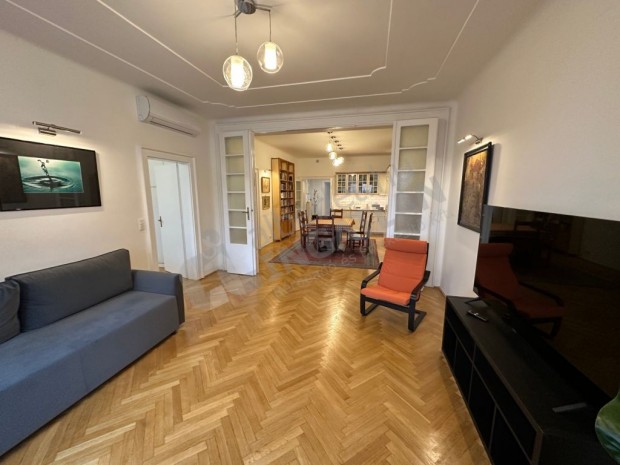 Bem rakparton h�rom h�l�szob�s, fel�j�tott lak�s kiad�