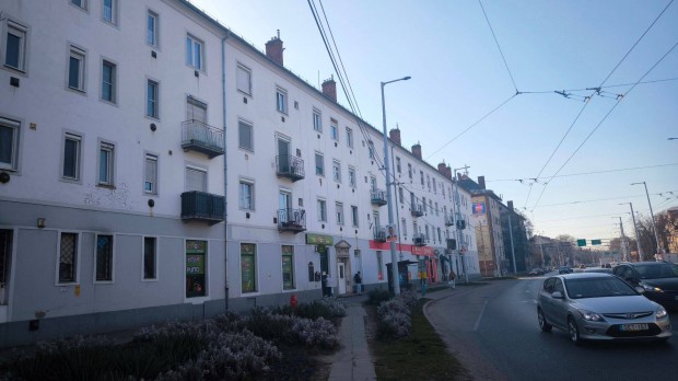 Benedek Elek t�ren 1. emeleti t�gla 53 m2 2 szob�s lak�s elad�