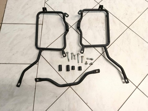 Benelli TRK502 oldaldoboztart� konzol (Givi)