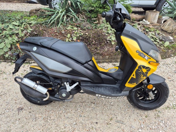 Benelli quattronove x49 robog�