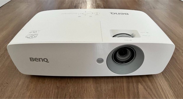 Benq TH683 3D DLP Fullhd 3200 ANSI projektor új lámpával eladó