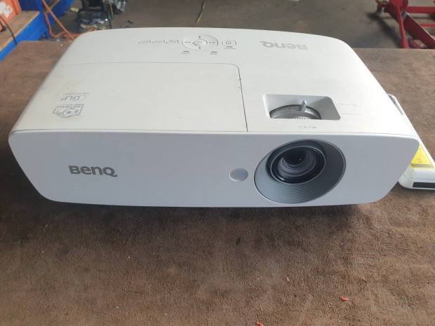 Benq TH683 DLP 3D Fullhd projektor j lmpval elad