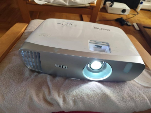 Benq W1110 3D DLP Fullhd 2200ANSI, új 321 óra üzemidővel