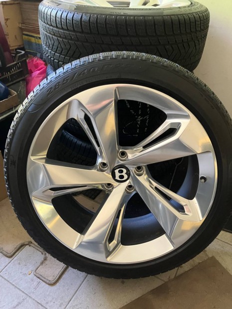 Bentley Bentayga gyári 22-es alufelni garnitúra téli gumival