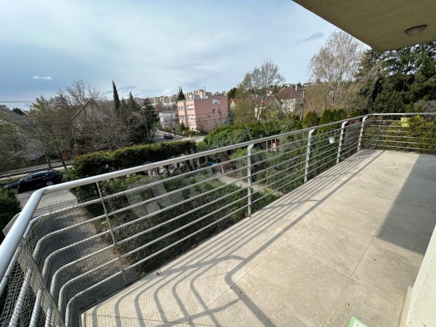 Beregsz�sz �ton n�gy h�l�szob�s teraszos lak�s kiad�