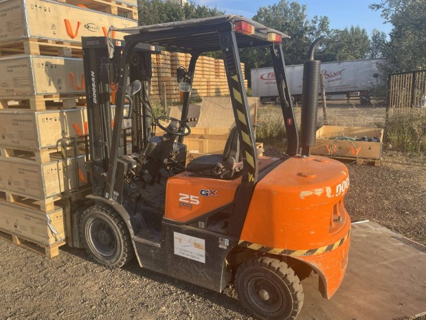 B�relhet� 2,5 tonn�s targonca nagyon kedvez� �ron