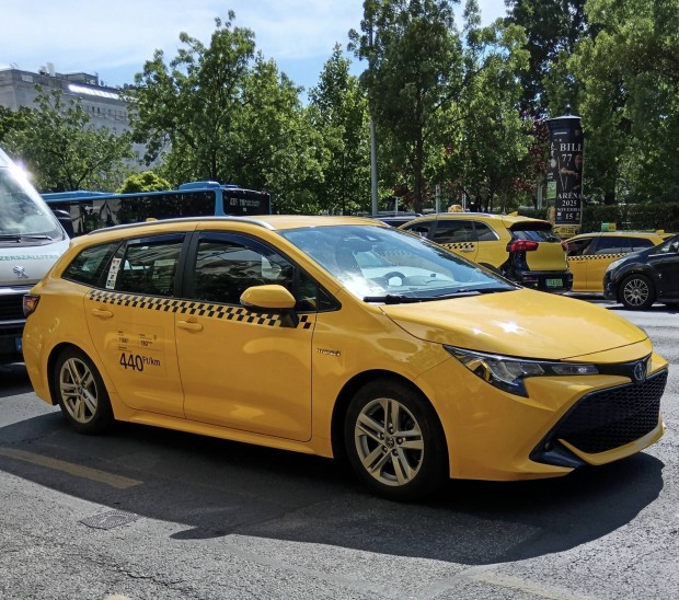 Bérelhető/lízingelhető toyota corolla hibrid taxi