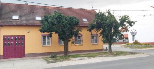 Beremend k�zpont r�sz�n csal�di h�z, �zlethellyis�ggel Elad�