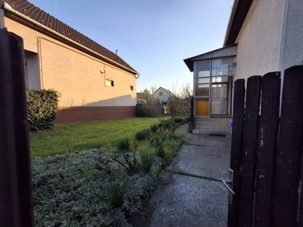 Beretty��jfalu elad� csal�di h�z!