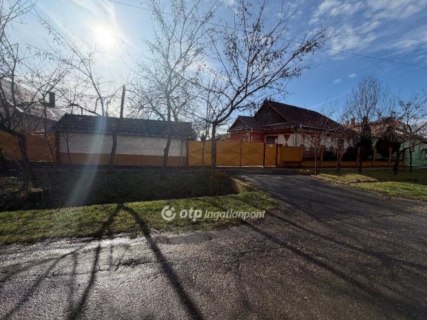 Beretty��jfalui 127 nm-es h�z elad�