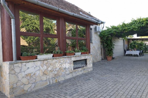 Beretty��jfalui 244 nm-es h�z elad�