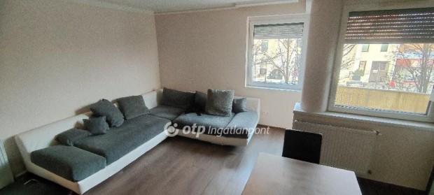 Beretty��jfalui 60 nm-es lak�s elad�