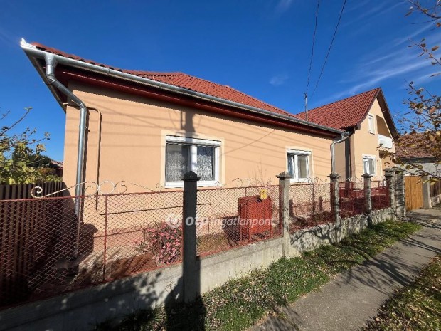 Beretty��jfalui 81 nm-es h�z elad�