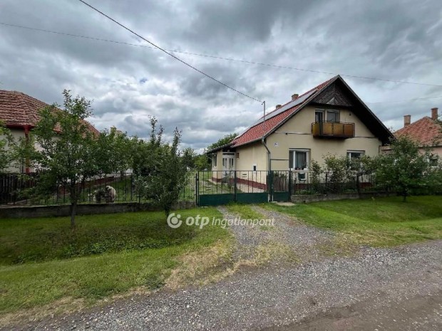 Beretty��jfalui elad� 100 nm-es h�z