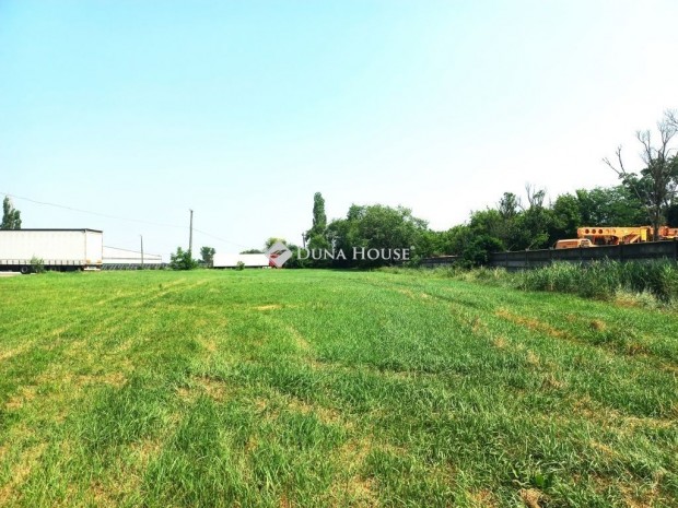 Beretty��jfalui elad� 12368 nm-es telek