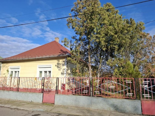 Beretty��jfalui elad� 65 nm-es h�z