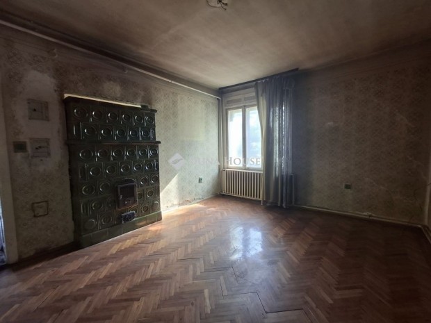 Beretty��jfalui elad� 85 nm-es h�z