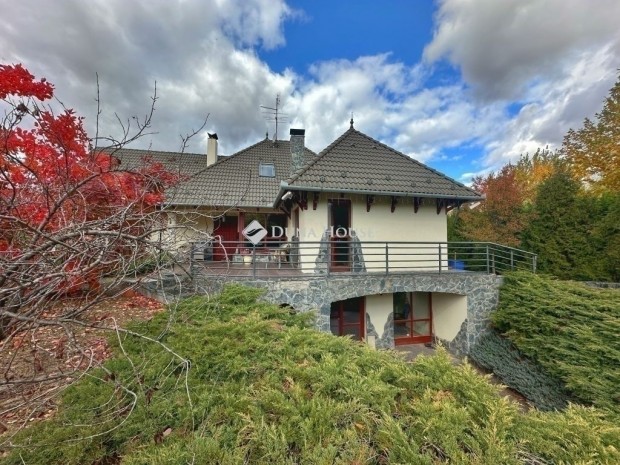 Beretv�s k�z t�rs�g�ben: elegancia, t�r �s harm�nia egyben!