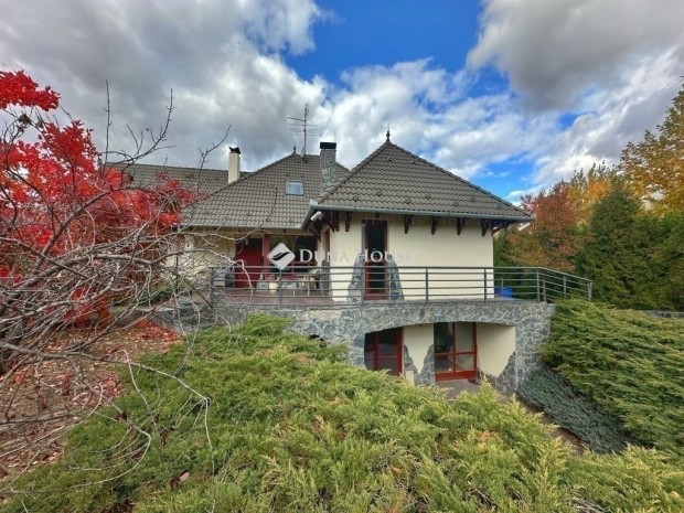 Beretv�s k�z t�rs�g�ben: elegancia, t�r �s harm�nia egyben!