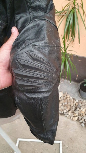 Bering protectoros bőr kabát