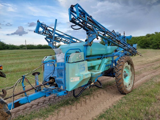 Berthoud Racer 2500 vontatott permetező vizsgával traktor