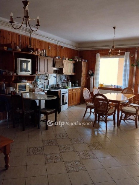 Berzencei elad� 233 nm-es h�z