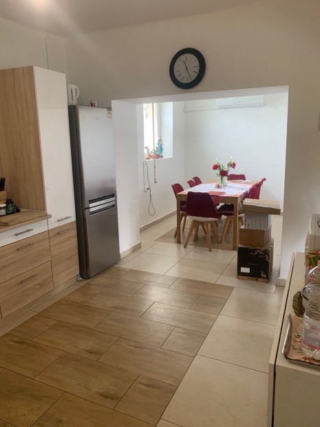 Beseny�telken r�szben fel�j�tott 90 m2-es csal�di h�z, 1633m2-es