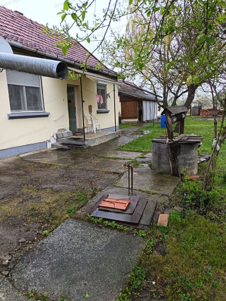 Besenysz�g�n csal�dih�z elad�.