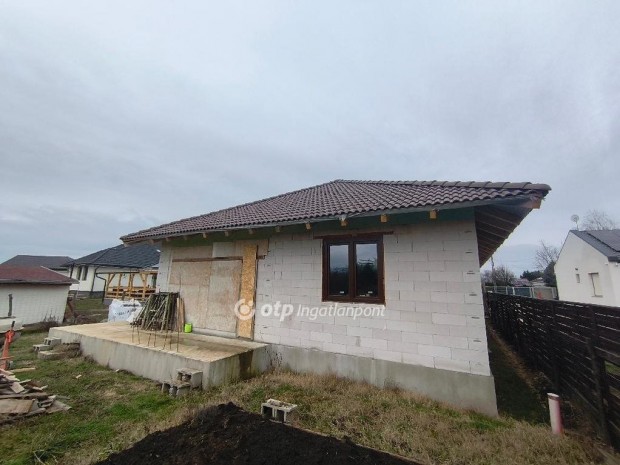 Besny�i 150 nm-es h�z elad�