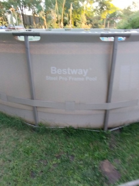 Bestway medence 5.49x132 elado