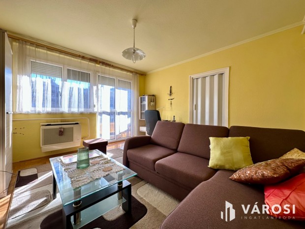 Beszterc�n 3. emeleti, fel�j�tott, erk�lyes lak�s elad�!