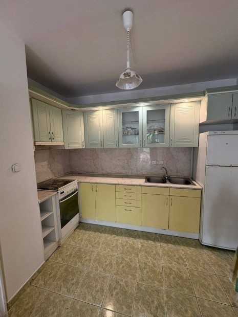 Bethlen G�bor utc�n els� emeleti lek�s elad�